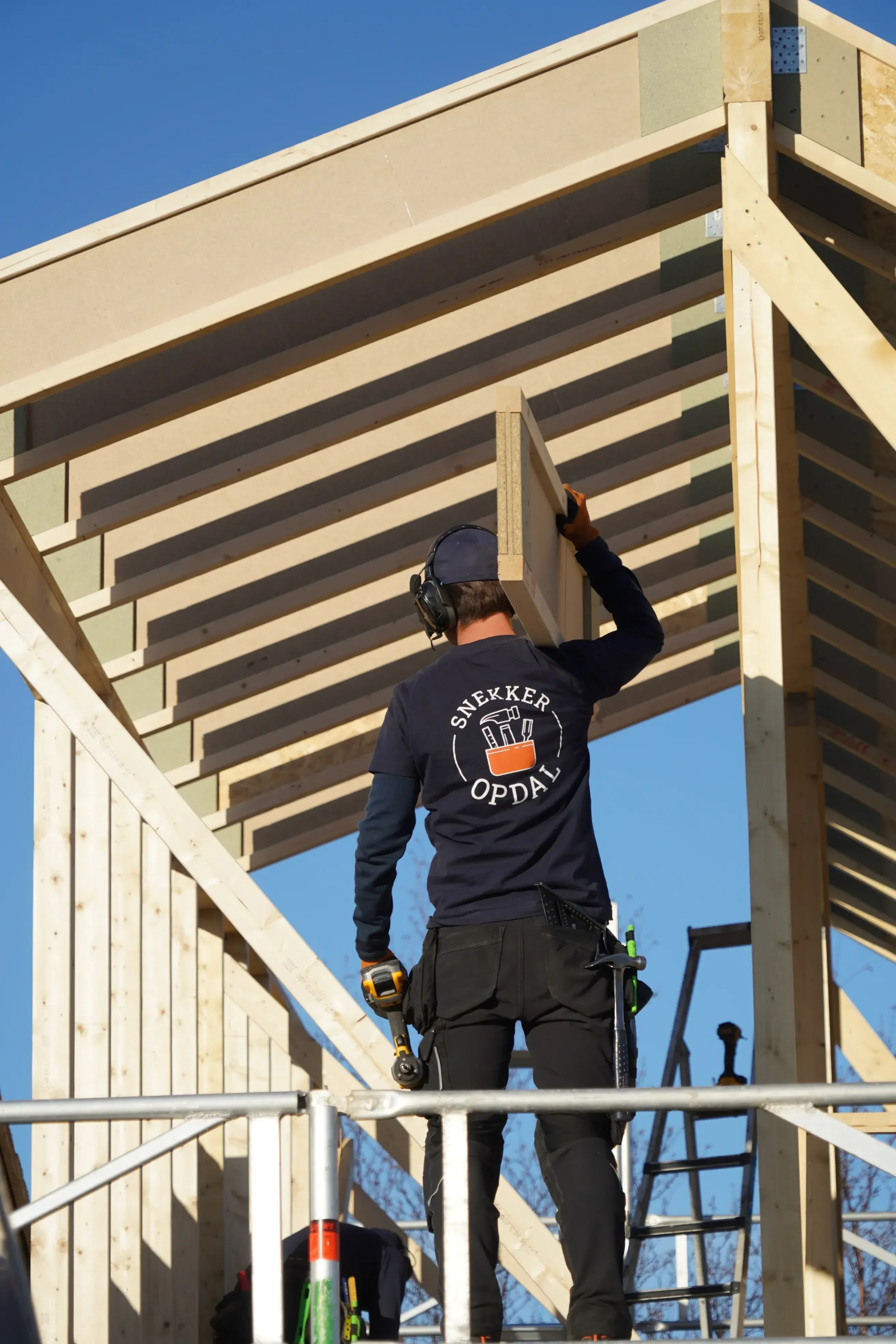 Truls bygger med presisjon på byggeplass